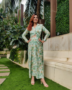 GREEN ABSTRACT PRINTED SHELLED SKIRT SAREE WITH ATTACHED FRONT PALLU AND SHIRT BLOUSE