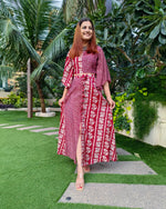 Load image into Gallery viewer, RED PRINTED TWO TONE FLARE TOP PAIRED WITH LONG SKIRT WITH SLIT
