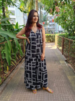 Load image into Gallery viewer, BLACK GEOMETRIC PRINT FLOWY JUMPSUIT WITH JACKET
