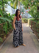Load image into Gallery viewer, BLACK GEOMETRIC PRINT FLOWY JUMPSUIT WITH JACKET
