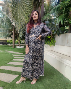 CHARCOAL ZIG-ZAG PRINTED SHELLED SKIRT SAREE WITH ATTACHED FRONT PALLU AND SHIRT BLOUSE