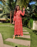 Load image into Gallery viewer, RED ZIG-ZAG PRINTED SHELLED SKIRT SAREE WITH ATTACHED FRONT PALLU AND SHIRT BLOUSE
