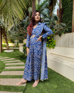 Load image into Gallery viewer, BLUE ZIG-ZAG PRINTED SHELLED SKIRT SAREE WITH ATTACHED FRONT PALLU AND SHIRT BLOUSE
