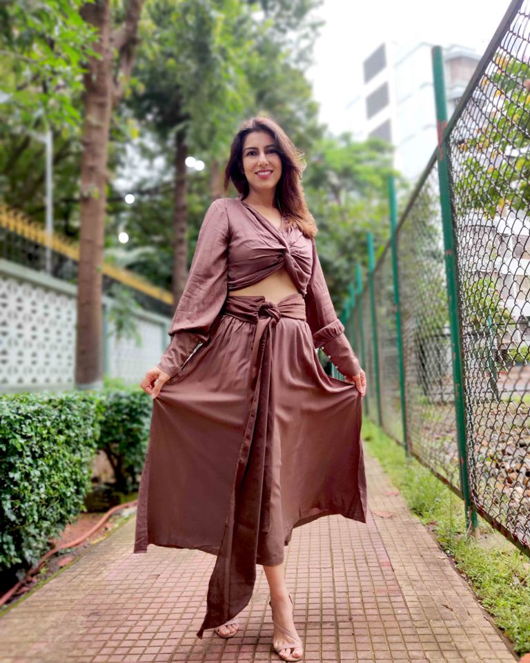 CHOCO TWISTED TOP WITH BELT BUCKLED SKIRT