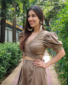 BROWN PUFFED SLEEVES TOP WITH TIE UP