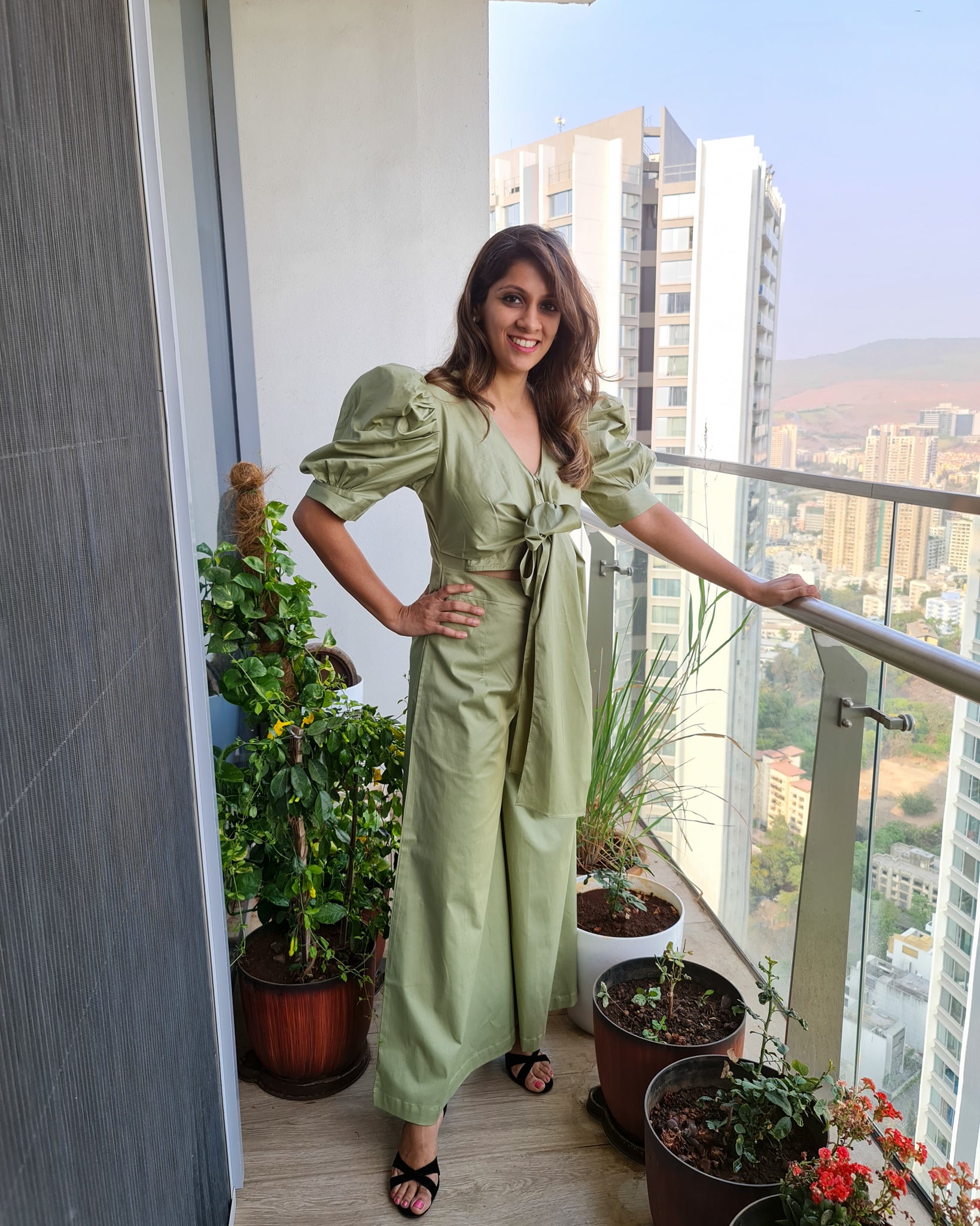 PISTA FRONT TIE UP AND PUFFED SHORT SLEEVED JUMPSUIT