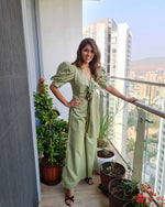 Load image into Gallery viewer, PISTA FRONT TIE UP AND PUFFED SHORT SLEEVED JUMPSUIT
