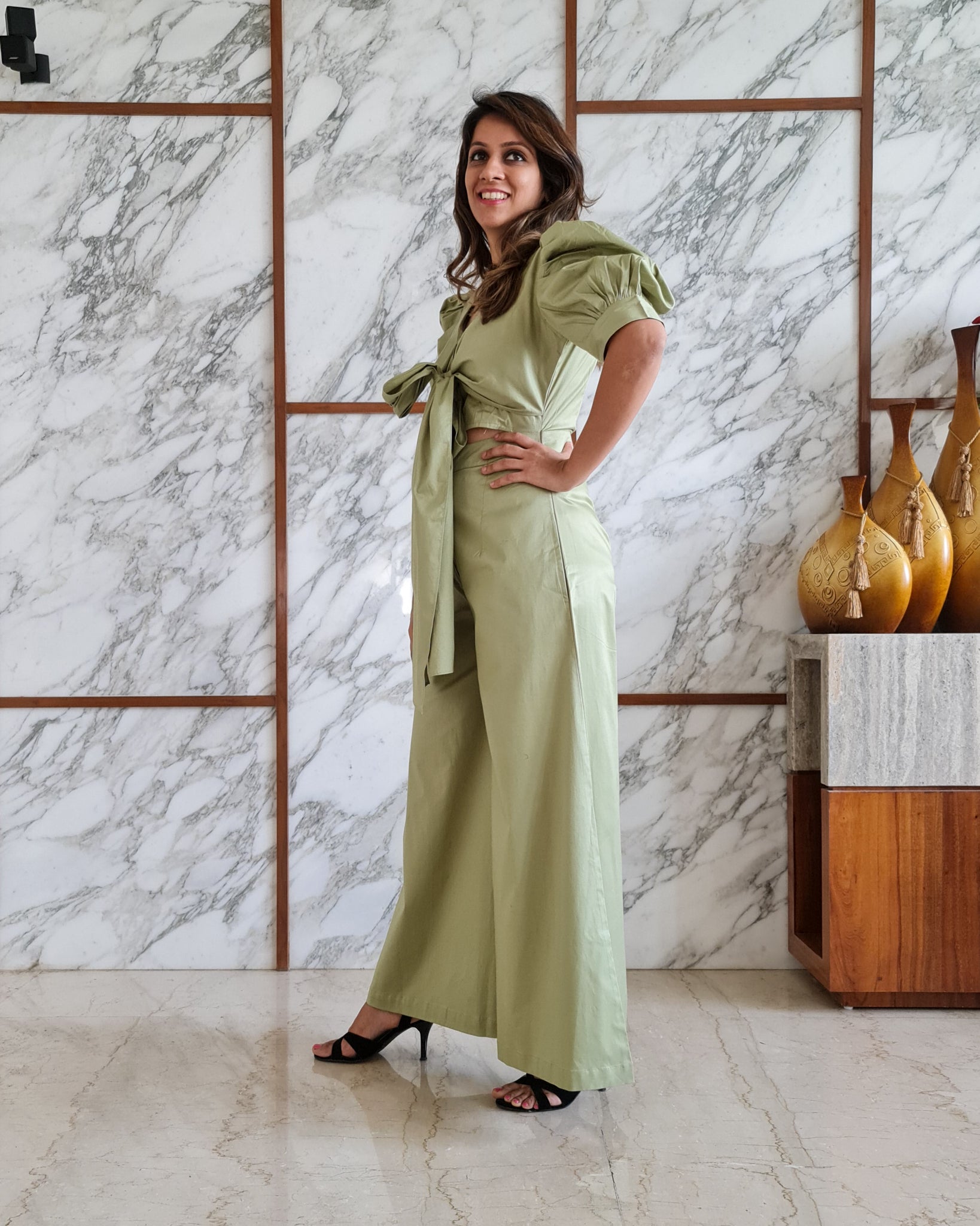 PISTA FRONT TIE UP AND PUFFED SHORT SLEEVED JUMPSUIT