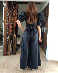 BLACK FRONT TIE UP AND PUFFED SHORT SLEEVED JUMPSUIT
