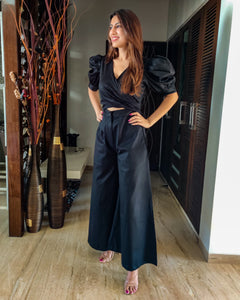 BLACK FRONT TIE UP AND PUFFED SHORT SLEEVED JUMPSUIT