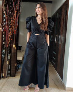 BLACK FRONT TIE UP AND PUFFED SHORT SLEEVED JUMPSUIT