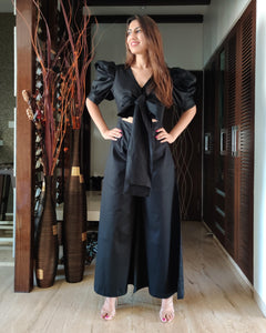 BLACK FRONT TIE UP AND PUFFED SHORT SLEEVED JUMPSUIT